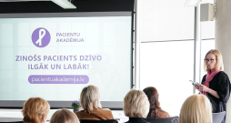 Latvijas Onkologu asociācijas vadītāja Alinta Hegmane tīmekļa vietnes "Pacientu akadēmija" atklāšanas pasākumā 2025. gada aprīlī. Iecerēts, ka vietnē var atrast noderīgu un ārstu recenzētu informāciju par izplatītākajiem vēža veidiem, to diagnostiku, ārstēšanu.
