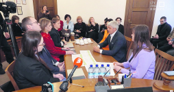 Kultūras ministres Agneses Lāces (trešā no kreisās) 7. janvāra tikšanās ar Rēzeknes domes priekšsēdētāju Aleksandru Bartaševiču (otrais no labās) beidzās ar diezgan skarbiem izteikumiem no abām pusēm. Kultūras ministres Agneses Lāces (trešā no kreisās) 7. janvāra tikšanās ar Rēzeknes domes priekšsēdētāju Aleksandru Bartaševiču (otrais no labās) beidzās ar diezgan skarbiem izteikumiem no abām pusēm.
