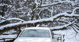 BMW automašīna ziemā.