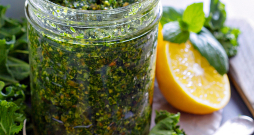 Kale jeb lapu kāposta pesto. Kale jeb lapu kāposta pesto.