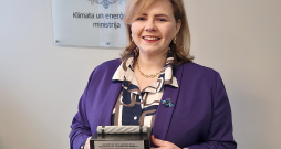 Klimata un enerģētikas ministrijas valsts sekretāra vietniece enerģētikas politikas jautājumos Līga Rozentāle: "No drošības viedokļa, atslēdzoties no BRELL, mēs neesam neko zaudējuši, drīzāk pat ieguvuši – gatavojoties atslēgšanai, Latvijā veikta virkne elektrotīkla modernizācijas darbu." Klimata un enerģētikas ministrijas valsts sekretāra vietniece enerģētikas politikas jautājumos Līga Rozentāle: "No drošības viedokļa, atslēdzoties no BRELL, mēs neesam neko zaudējuši, drīzāk pat ieguvuši – gatavojoties atslēgšanai, Latvijā veikta virkne elektrotīkla modernizācijas darbu."