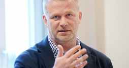 Eiropas Parlamenta deputāts Reinis Pozņaks uzskata, ka apstiprinātais ziņojums kalpos kā stratēģisks ceļvedis, lai palīdzētu ES efektīvi reaģēt uz pieaugošajiem dronu kara draudiem. Eiropas Parlamenta deputāts Reinis Pozņaks uzskata, ka apstiprinātais ziņojums kalpos kā stratēģisks ceļvedis, lai palīdzētu ES efektīvi reaģēt uz pieaugošajiem dronu kara draudiem.