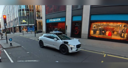 Uzņēmuma "Waymo" automašīna Londonas satiksmē.