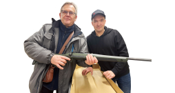 Uzvarētājs Jānis Kalniņš un SIA "Ieroči" pārstāvis. Uzvarētājs Jānis Kalniņš un SIA "Ieroči" pārstāvis.