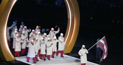 Latvijas karognesējs 2026. gada ziemas olimpiskajās spēlēs, hokejists Kaspars Daugaviņš (no labās) un Latvijas delegācijas sportisti 2026. gada Milānas un Kortīnas ziemas olimpisko spēļu atklāšanas ceremonijā "San Siro" stadionā Milānā, Itālijā. Latvijas karognesējs 2026. gada ziemas olimpiskajās spēlēs, hokejists Kaspars Daugaviņš (no labās) un Latvijas delegācijas sportisti 2026. gada Milānas un Kortīnas ziemas olimpisko spēļu atklāšanas ceremonijā "San Siro" stadionā Milānā, Itālijā.
