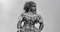  Džūlija Pastrana.
