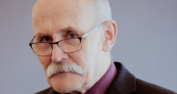 Mūža balvu par nozīmīgu ieguldījumu Latvijas literatūrā ekspertu komisija nolēmusi piešķirt tulkotājam Jānim Krastiņam. Mūža balvu par nozīmīgu ieguldījumu Latvijas literatūrā ekspertu komisija nolēmusi piešķirt tulkotājam Jānim Krastiņam.