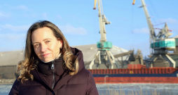 Liepājas speciālās ekonomiskās zonas pārvaldes drošības, aizsardzības un vides daļas speciāliste Maija Uzoliņa: "Piegružojuma novēršanai ostā beramās kravas nedrīkst pārkraut, ja vēja ātrums pārsniedz 10 metrus sekundē." Liepājas speciālās ekonomiskās zonas pārvaldes drošības, aizsardzības un vides daļas speciāliste Maija Uzoliņa: "Piegružojuma novēršanai ostā beramās kravas nedrīkst pārkraut, ja vēja ātrums pārsniedz 10 metrus sekundē."