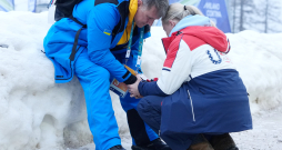Ukrainas skeletona treneris Mykhailo Geraskevych skeletona trasē Kortīnā pēc Starptautiskās Olimpiskās komitejas lēmuma diskvalificēt Ukrainas skeletonistu Vladislavu Heraskeviču no 2026. gada Milānas un Kortīnas ziemas olimpiskajām spēlēm Itālijā, kurš atteicās mainīt ķiveri, uz kuras attēloti vairāk nekā 20 ukraiņu sportisti un treneri, kas nogalināti Krievijas uzsāktajā karā.