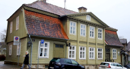 1630. gadā celto namu Baznīcas ielā 7, kurā pašlaik ir pieci dzīvokļi un kurš laika gaitā vairākkārt ticis pārbūvēts, uzskata par vecāko no koka būvēto ēku Kurzemē.