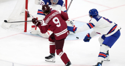 Hokeja priekšsacīkšu spēle starp Latvijas un ASV valstsvienībām Santagiulia ledus hokeja arēnā Milānā 2026. gada Milānas un Kortīnas ziemas olimpiskajās spēlēs Itālijā. Hokeja priekšsacīkšu spēle starp Latvijas un ASV valstsvienībām Santagiulia ledus hokeja arēnā Milānā 2026. gada Milānas un Kortīnas ziemas olimpiskajās spēlēs Itālijā.