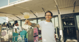 "Lai parādītu, uz ko uzņēmums "Rudy’s Kombucha" ir spējīgs, esam taisījuši arī alkoholisko kombuču no marinēto gurķu sulas," teic uzņēmuma "Rudy’s Brewing Co" līdzīpašnieks Edgars Elbergs, atzīstot, ka iespējas eksperimentēt ar dažādām garšām ir ļoti plašas.