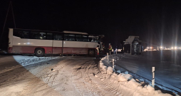 Pie Apšupes krustojuma ar Liepājas šoseju notikusi kravas auto un autobusa sadursme. Pie Apšupes krustojuma ar Liepājas šoseju notikusi kravas auto un autobusa sadursme.