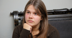 Nikola Skuja: "Kāpēc jauniešus nevilina skolotāja profesija? Tāpēc, ka viņi nav redzējuši laimīgu pedagogu. Lai jaunietis pats vēlētos kļūt par skolotāju, viņam ir vajadzīgs pozitīvs piemērs, taču skolotājam, kas neadekvātas izglītības sistēmas dēļ ir pārguris un pārstrādājies, to parādīt ir grūti."