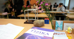 Skolēni klasē.