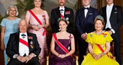 Norvēģijas karaliskā ģimene 2022. gadā: pirmajā rindā karalis Haralds V ar karalieni Sonju un mazmeitu Ingridu Aleksandru; otrajā rindā – princis Hokons (vidū) ar princesi Meti Māritu un dēlu Sverri Magnusu (otrais no labās). Foto redzama arī Metes Māritas māte Mārita (pa kreisi) un princeses dēls no iepriekšējām attiecībām Māriuss (pirmais no labās).
