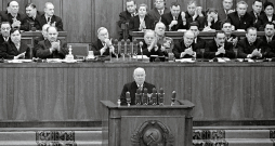 Ņikita Hruščovs Padomju Savienības
Komunistiskās partijas XX kongresa tribīnē 1956. gada 25. februārī, nosodot Josifa Staļina
personības kultu un asiņaino teroru. Ņikita Hruščovs Padomju Savienības
Komunistiskās partijas XX kongresa tribīnē 1956. gada 25. februārī, nosodot Josifa Staļina
personības kultu un asiņaino teroru.