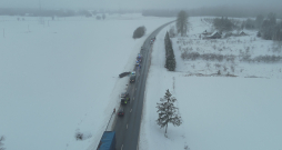 Traģiskā avārija uz Ventspils šosejas pērnā gada sākumā, kurā cieta Ventspils Mūzikas vidusskolas kora “Nošu planēta” jaunieši. Viņu diriģente gāja bojā notikuma vietā, bet vēlāk slimnīcā izdzisa arī vienas kora dziedātājas un šofera dzīvība.