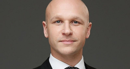 Māris Sīklis, "Ignitis ON" elektromobilitātes vadītājs Latvijā: "Uzlādes staciju izvietošana pie mazumtirdzniecības veikaliem un tirdzniecības centriem ir izplatīta prakse daudzviet Eiropā."