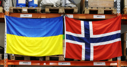 Ukrainas karavīri izvietojuši savu karogu blakus Norvēģijas karogam darbnīcā, kur notiek apmācības. Ukrainas karavīri izvietojuši savu karogu blakus Norvēģijas karogam darbnīcā, kur notiek apmācības.
