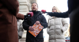 Partijas "Stabilitātei" līderis Aleksejs Rosļikovs un Saeimas deputāte Nataļja Marčenko-Jodko sniedz paziņojumu medijiem par partijai izteikto Ģenerālprokuratūras brīdinājumu. Partijas "Stabilitātei" līderis Aleksejs Rosļikovs un Saeimas deputāte Nataļja Marčenko-Jodko sniedz paziņojumu medijiem par partijai izteikto Ģenerālprokuratūras brīdinājumu.