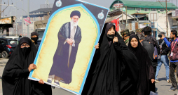 Šiītu musulmaņu demonstranti 2026. gada 2. martā Šrinagarā tur rokās Irānas mirušā augstākā līdera ajatollas Ali Hamenei portretu, kamēr pēc viņa nāves ASV un Izraēlas triecienos tika ieviesti ierobežojumi un notika protesti.