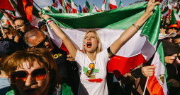 Irāņu diaspora Losandželosā svin ajatollas Alī Hāmeneī nāvi. Irānas valsts mediji oficiāli apstiprinājuši, ka augstākais līderis Hāmeneī sestdien gāja bojā ASV un Izraēlas triecienos Teherānai. Irāņu diaspora Losandželosā svin ajatollas Alī Hāmeneī nāvi. Irānas valsts mediji oficiāli apstiprinājuši, ka augstākais līderis Hāmeneī sestdien gāja bojā ASV un Izraēlas triecienos Teherānai.