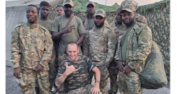Afrikāņu algotņus apmāca bijušais britu karavīrs Bendžamins Stimsons, kurš jau 2015. gadā pievienojās Krievijas atbalstītajām bandām Austrumukrainā.