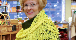 Šalle dzirnaviņu rakstā. Demonstrē Zinaida Arklone. Šalle dzirnaviņu rakstā. Demonstrē Zinaida Arklone.
