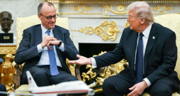 Vācijas kanclers Frīdrihs Mercs otrdien aicināja ASV prezidentu Donaldu Trampu izdarīt lielāku spiedienu uz Maskavu. Vācijas kanclers Frīdrihs Mercs otrdien aicināja ASV prezidentu Donaldu Trampu izdarīt lielāku spiedienu uz Maskavu.