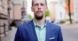 Ingus Štulbergs, AS "Latvenergo" Vairumtirdzniecības darījumu vadītājs: "Ziemas aukstumā bija zema vēja enerģijas izstrāde, un arī ūdens pietece HES bija krietni vien zem vidējā. Līdz ar to tika darbināts viss, kas pieejams, – termoelektrocentrāles strādāja divus mēnešus gandrīz vai pilnā režīmā." Ingus Štulbergs, AS "Latvenergo" Vairumtirdzniecības darījumu vadītājs: "Ziemas aukstumā bija zema vēja enerģijas izstrāde, un arī ūdens pietece HES bija krietni vien zem vidējā. Līdz ar to tika darbināts viss, kas pieejams, – termoelektrocentrāles strādāja divus mēnešus gandrīz vai pilnā režīmā."
