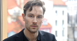 Maksims Busels: "Teātris ir foršs un vērtīgs, ja uz skatuves nebaidāmies atspoguļot aktualitāti, to nepiekrāsojot, nemēģinot darīt tikai tā, lai būtu skaisti, bet runāt tieši tā, kā ir – godīgi." Maksims Busels: "Teātris ir foršs un vērtīgs, ja uz skatuves nebaidāmies atspoguļot aktualitāti, to nepiekrāsojot, nemēģinot darīt tikai tā, lai būtu skaisti, bet runāt tieši tā, kā ir – godīgi."