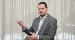"Datamed" valdes priekšsēdētājs Māris Dreimanis: ""Datamed" panākumi saistīti ar pielāgošanos Latvijas apstākļiem, spēju jau no paša sākuma piedāvāt informācijas apmaiņas funkcijas un izmaksas – salīdzinājumā ar tirgū pieejamajām starptautiskajām sistēmām Latvijas ārstniecības iestādei "Datamed" izmantošana izmaksāja piecas līdz septiņas reizes mazāk." "Datamed" valdes priekšsēdētājs Māris Dreimanis: ""Datamed" panākumi saistīti ar pielāgošanos Latvijas apstākļiem, spēju jau no paša sākuma piedāvāt informācijas apmaiņas funkcijas un izmaksas – salīdzinājumā ar tirgū pieejamajām starptautiskajām sistēmām Latvijas ārstniecības iestādei "Datamed" izmantošana izmaksāja piecas līdz septiņas reizes mazāk."
