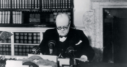 Vinstons Čērčils radiopārraidē paziņo par Otrā pasaules kara beigām 1945. gada 8. maijā.