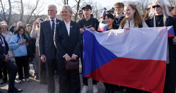 Čehijas prezidents Petrs Pavels ar dzīvesbiedri Evu Pavlovu pēc svinīgās ziedu nolikšanas ceremonijas pie Brīvības pieminekļa Rīgā 10. martā nofotografējās ar jauniešiem. Čehijas prezidents Petrs Pavels ar dzīvesbiedri Evu Pavlovu pēc svinīgās ziedu nolikšanas ceremonijas pie Brīvības pieminekļa Rīgā 10. martā nofotografējās ar jauniešiem.
