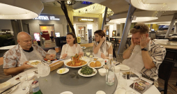"Četri uz koferiem" Singapūras ekskluzīvajā jūras velšu restorānā.