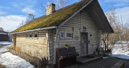 Zemnieku saimniecība "Līcīši" (Jelgavas nov., Cenu pag.) ar lauku tūrismu nodarbojas jau no pagājušā gadsimta deviņdesmitajiem gadiem. Šobrīd ceļotājiem tiek piedāvāta saimniecības apskate, kazu siera degustācija, pirts un arī naktsmājas.
