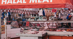 Latvijā atkal atsākušās diskusijas par to, cik pieļaujamas ir islāmā noteiktās "halal" dzīvnieku kaušanas metodes.