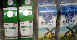 Piens un kefīrs veikala plauktā. Piens un kefīrs veikala plauktā.
