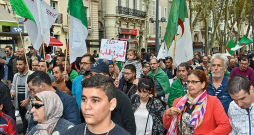 Alžīriešu protesta demonstrācija Marseļā 2019. gadā.