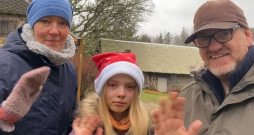 Gita, Nora un Garijs Dikinsoni pārcēlās uz Latviju no Lielbritānijas 2018. gadā. Gita, Nora un Garijs Dikinsoni pārcēlās uz Latviju no Lielbritānijas 2018. gadā.