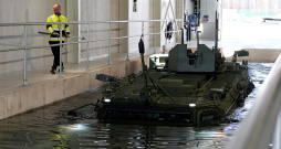 Eiropai neatliekami jāpastiprina sava militārā ražošana. Attēlā: "Patria" 6x6 bruņumašīnas izmēģinājumu demonstrējums ražotnē Valmierā. Eiropai neatliekami jāpastiprina sava militārā ražošana. Attēlā: "Patria" 6x6 bruņumašīnas izmēģinājumu demonstrējums ražotnē Valmierā.