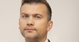Mārtiņš Auders, Ekonomikas ministrijas Mājokļu politikas departamenta direktors: "Ēkas energosertifikātu izsniegšana varētu veicināt iedzīvotāju vēlmi veikt energoefektivitātes pasākumus, turklāt nākotnē energosertifikāts, iespējams, tiks vērtēts, izsniedzot aizdevumu dzīvokļa īpašuma iegādei." Mārtiņš Auders, Ekonomikas ministrijas Mājokļu politikas departamenta direktors: "Ēkas energosertifikātu izsniegšana varētu veicināt iedzīvotāju vēlmi veikt energoefektivitātes pasākumus, turklāt nākotnē energosertifikāts, iespējams, tiks vērtēts, izsniedzot aizdevumu dzīvokļa īpašuma iegādei."