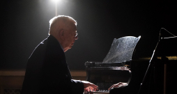 Maestro Raimonds Pauls uzstājas Rīgas Latviešu biedrības nama Lielajā zālē, kur notiek atvadīšanās no kino un teātra režisora Jāņa Streiča.