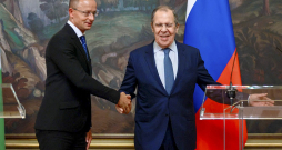Ungārijas ārlietu ministrs Pēters Sijārto (no kreisās) un Krievijas ārlietu ministrs Sergejs Lavrovs preses konferencē Maskavā 2022. gada 21. jūlijā. Kopš Krievijas pilna mēroga iebrukuma Ukrainā 2022. gada februārī Sijārto Krieviju ir apmeklējis 16 reizes.