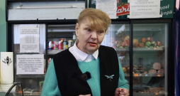 Veikala saimniece Dzintra Sprudzāne. Veikala saimniece Dzintra Sprudzāne.