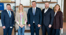 Pozējot kopīgajam foto, visi ir smaidīgi, bet sarunas gaita nemaz neesot bijusi tik draudzīga. No kreisās: LOK sporta direktors Juris Šics, SOK prezidente Kirstija Koventrija, LOK prezidents Raimonds Lazdiņš, ģenerālsekretārs Raitis Keselis un starptautisko programmu vadītāja Maruta Taima.
