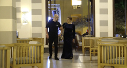 Magone Liedeskalna dodas ballēties ar skaistumkonkursā satikto svešinieku. Magone Liedeskalna dodas ballēties ar skaistumkonkursā satikto svešinieku.