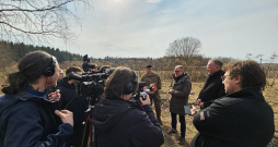 Žurnālisti Krāslavas novada Svariņu pagasta Dobročinā iztaujā aizsardzības ministru Andri Sprūdu, pulkvežleitnantu Pēteri Suveizdu un Krāslavas novada domes priekšsēdētāju Gunāru Upenieku. Žurnālisti Krāslavas novada Svariņu pagasta Dobročinā iztaujā aizsardzības ministru Andri Sprūdu, pulkvežleitnantu Pēteri Suveizdu un Krāslavas novada domes priekšsēdētāju Gunāru Upenieku.