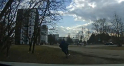 Bēgošais elektroskrejriteņa vadītājs.